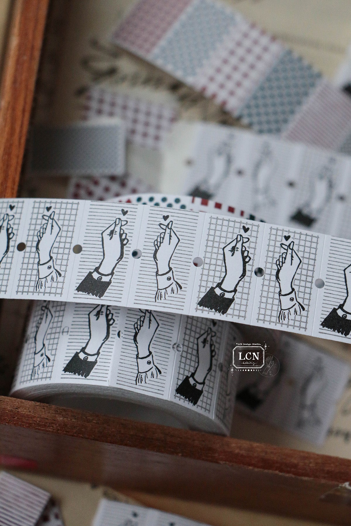 LCN Label Sticker Roll: Finger Heart