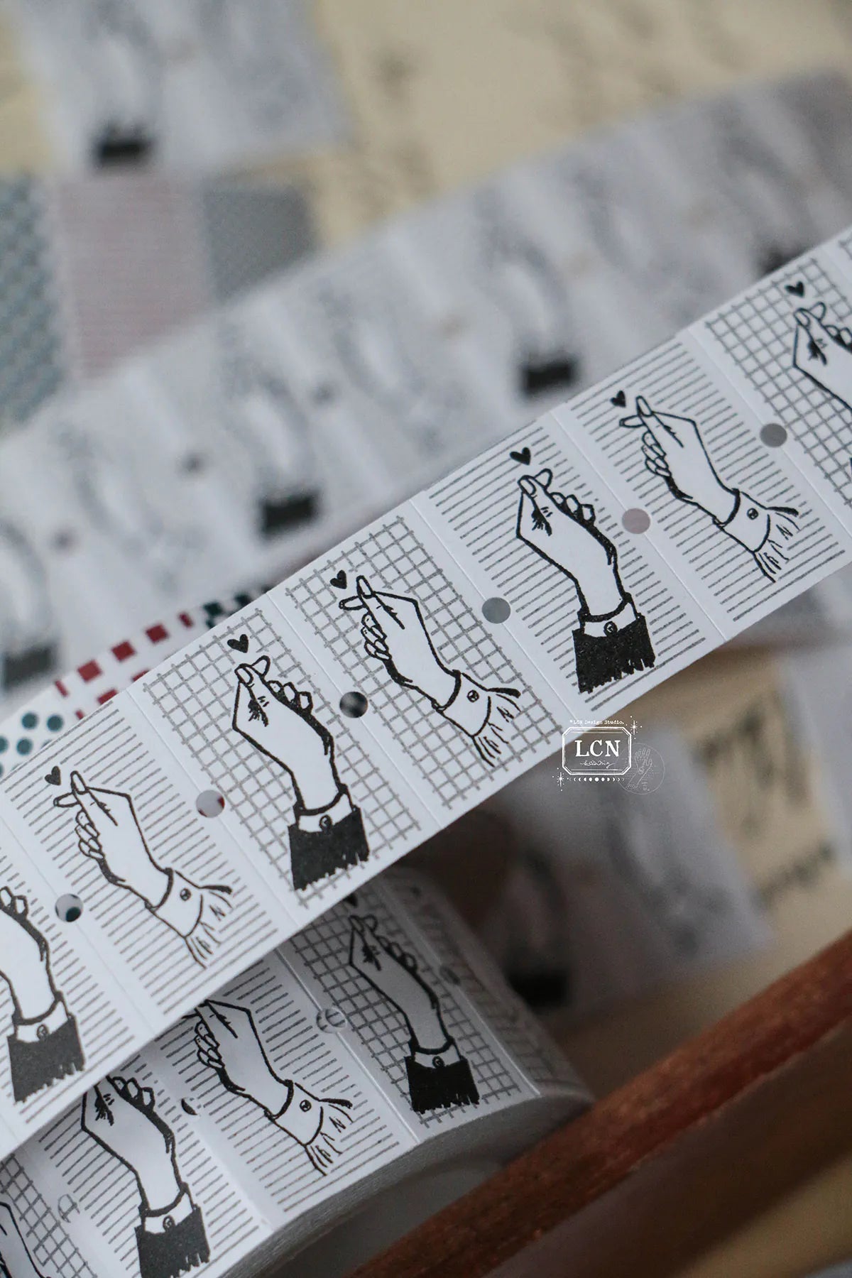 LCN Label Sticker Roll: Finger Heart