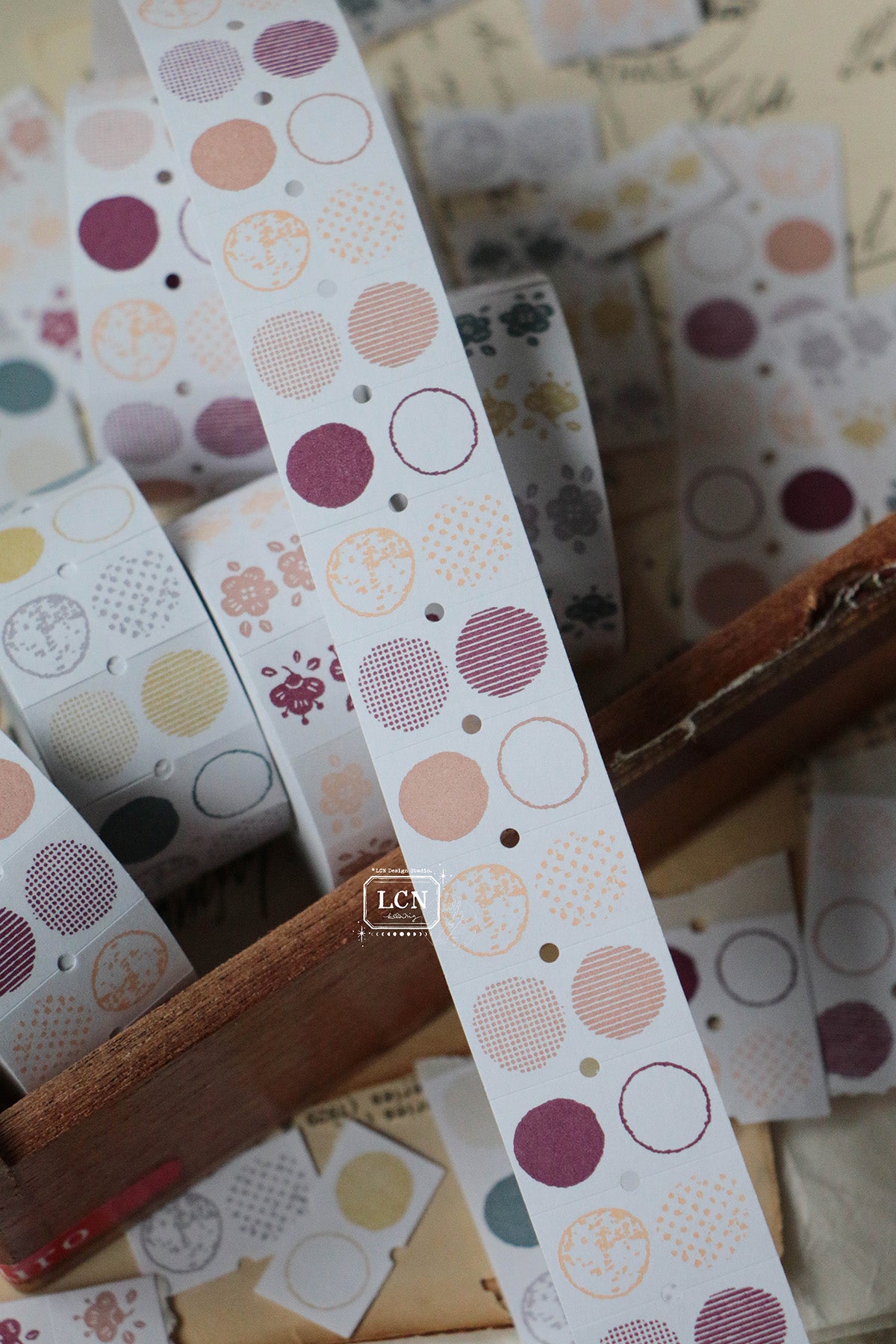 LCN Label Sticker Roll: Circle - Red Tone