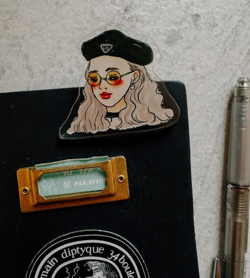 LA DOLCE VITA: Acrylic clip - Black beret